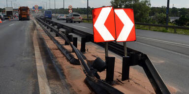 Lkw streifte Leitschiene auf A23
