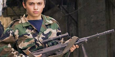 Kinder- Soldaten mit Austro- Gewehren