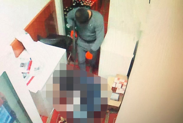 Mann mit Sturmgewehr überfällt Wettlokal