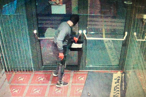 Mann mit Sturmgewehr überfällt Wettlokal