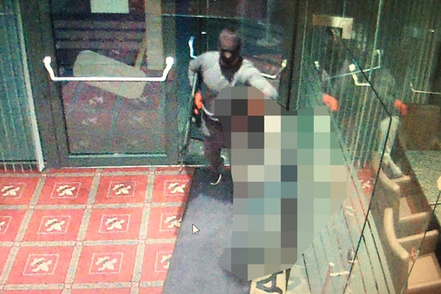 Mann mit Sturmgewehr überfällt Wettlokal