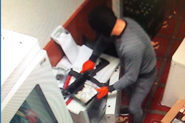 Mann mit Sturmgewehr überfällt Wettlokal