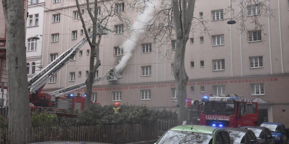 Wiener flüchtet vor Feuer aufs Fensterbrett – gerettet