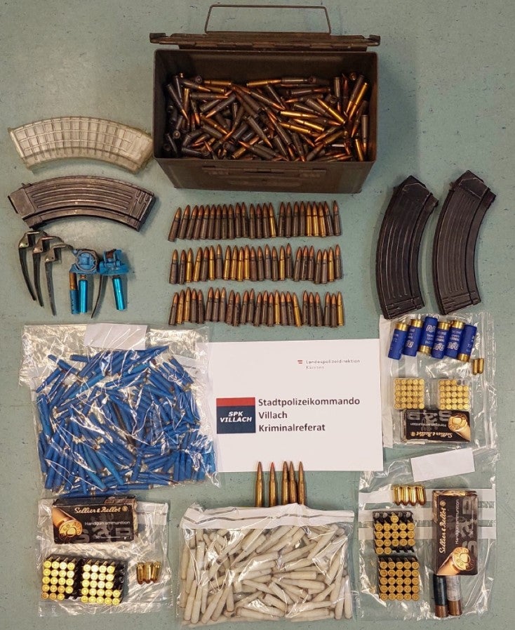 Kärntner hatte Drogenaufzucht und Waffenbunker in Keller-Geheimraum