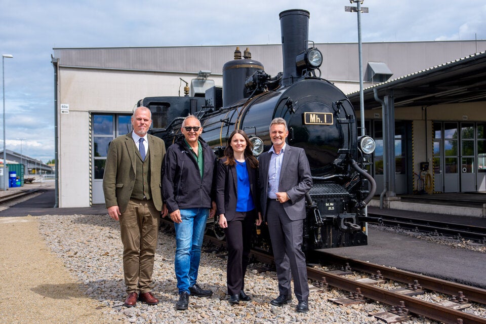NÖVOG Geschäftsführer Michael Hasenöhrl, Waldviertelbahn Dienststellenleiter Herbert Frantes, Anja Scherzer und NÖVOG Geschäftsführer Wolfgang Schroll (v.l.) vor der Dampflok Mh.1.  