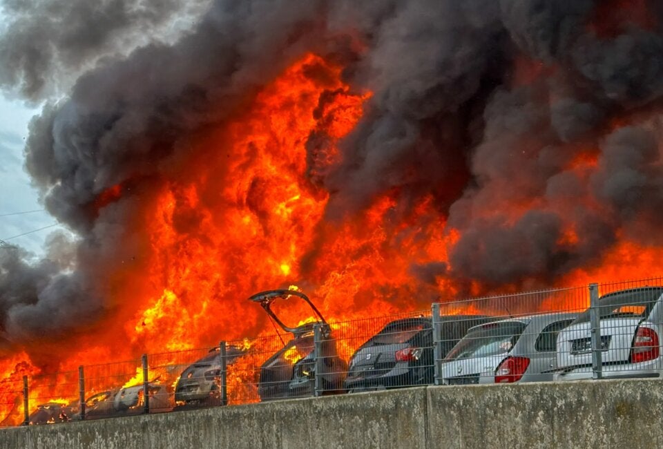 Feuer auf Schrottplatz 55 Autos