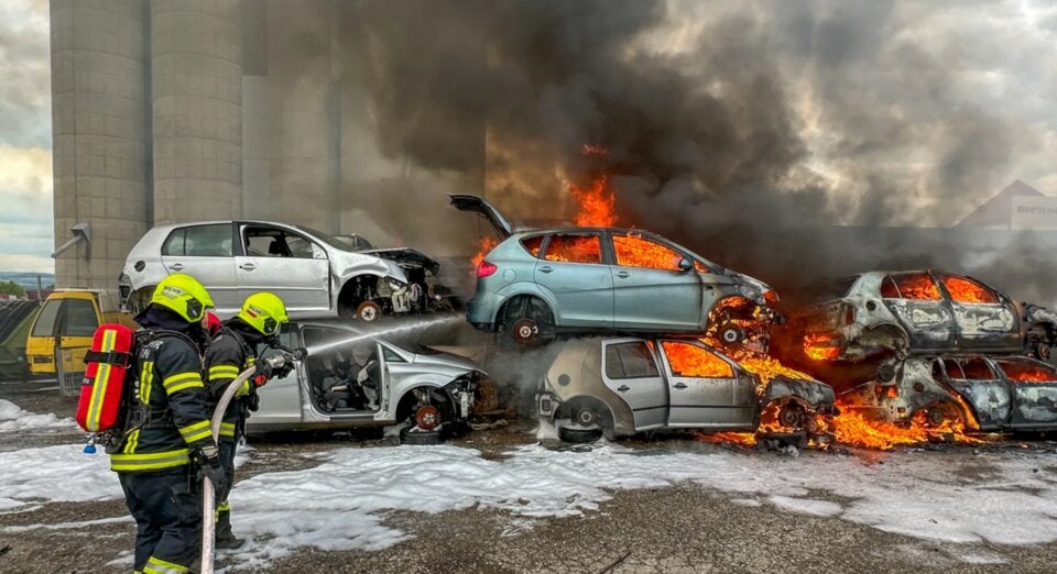 Feuer auf Schrottplatz 55 Autos