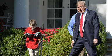 Bub (11) mäht für Trump den Rasen