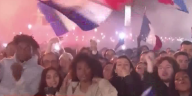 Franz&ouml;sisches Nationalteam heldenhaft in Paris empfangen.png