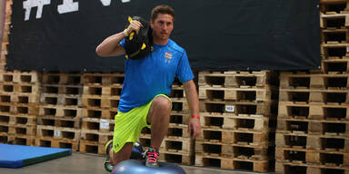 Abfahrer schnallen schon die Ski an