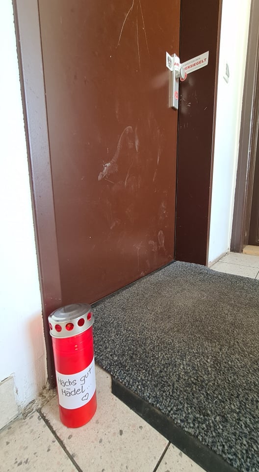 Eine Kerze wurde im Gedenken an die verstorbene Frau vor ihrer Wohnung aufgestellt.