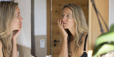 Frau schminkt sich mit fragwürdigen Produkten