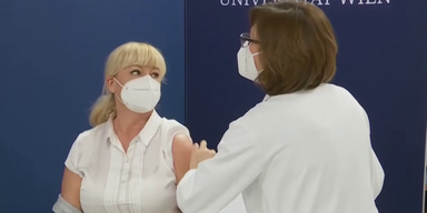 Frau wird geimpft