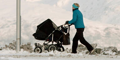 Frau Kinderwagen Winter