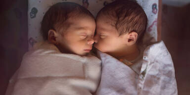 Frau bekommt Zwillinge, aber nur ein Baby ist von ihrem Ehemann