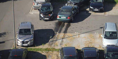 Frau rammt Autos