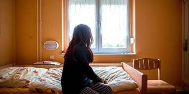 Frauen suchen Schutz vor Gewalt.