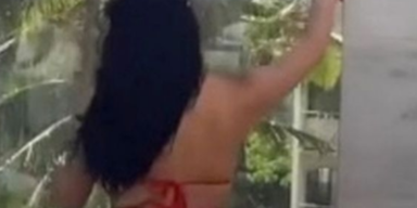 Frau tanzt zu sexy neben Kinderpool