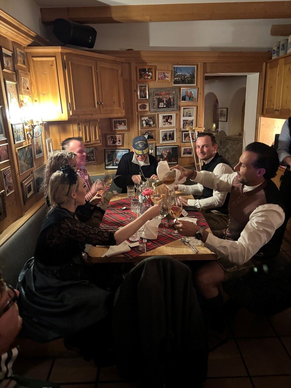 Zu Anhalt gesellten sich auch Simone Lugner, Lydia Kelovits und Christopher Dengg dazu. Es wurde ausgelassen gefeiert. 