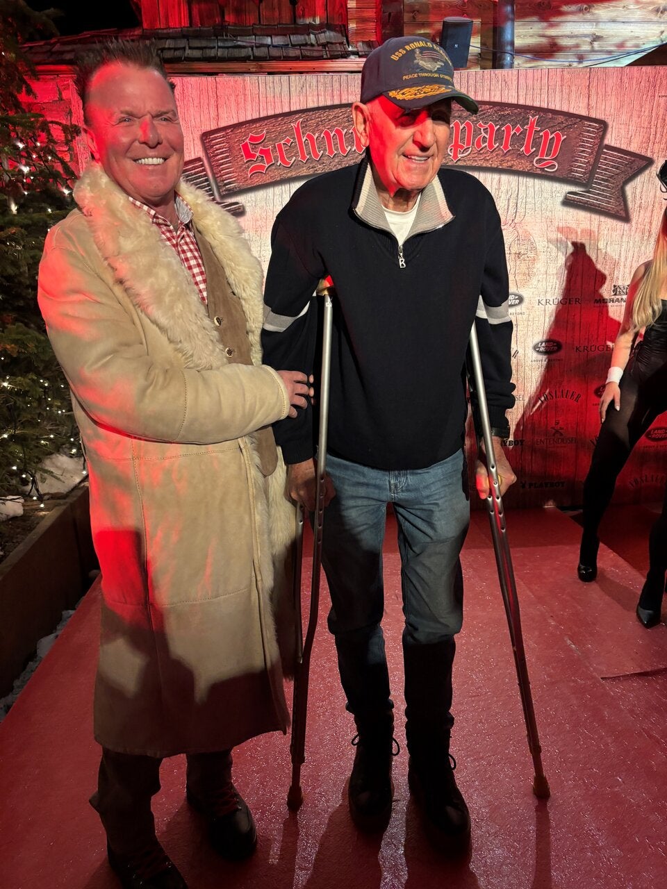 Marcus Anhalt stützt seinen Vater auf dem Weg zu Rosi.