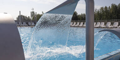 Pensionist baut sich Schwimmbad im Garten, verlangt Eintritt