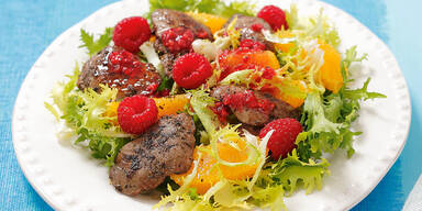 Fris&eacute;esalat mit Huehnerleber