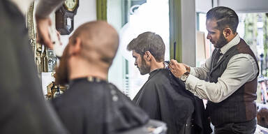 "Razzia" bei Friseur endet mit 20 Corona-Anzeigen