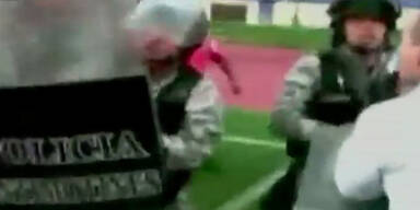 Schiri nach Match von Fu&szlig;ballfeld evakuiert