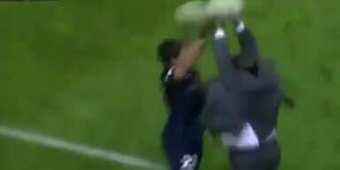 Irrer Bodycheck: Trainer will Einwurf blocken