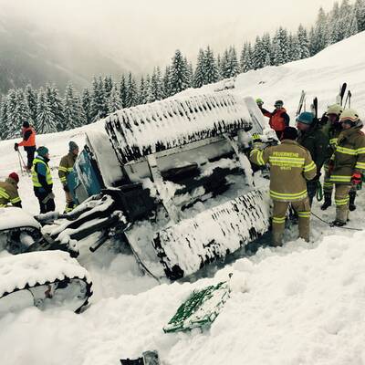 Pistenraupe stürzt ab: Elf Verletzte 