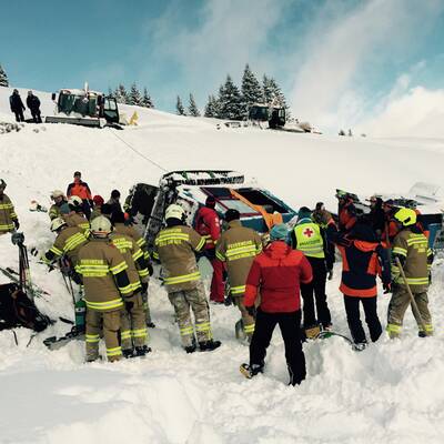 Pistenraupe stürzt ab: Elf Verletzte 