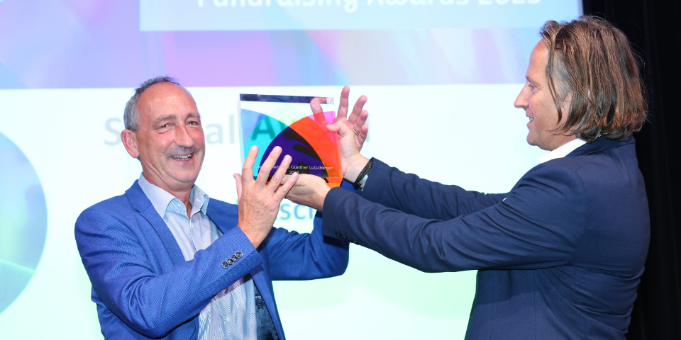 Verdienter Lifetime Award für Dr. Günther Lutschinger (überreicht von Vorstandsmitglied Gerhard Pock), der nach 16 erfolgreichen Jahren die Geschäftsführung des Fundraising-Verbandes übergibt.