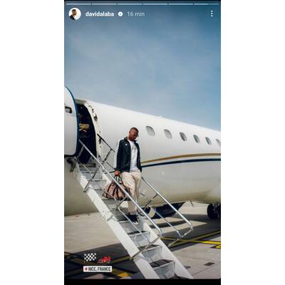 Kult-Sängerin Shirley Bassey (Goldfinger) beim Siegerteam