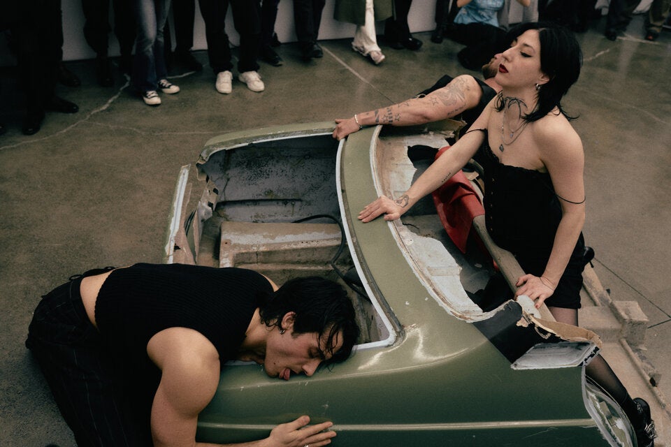 Eine Performancearbeit kommt von Göksu Kunak, die in 