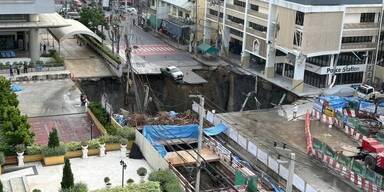 Gigantischer Krater in Bangkok: Straße stürzt 50 Meter tief ein