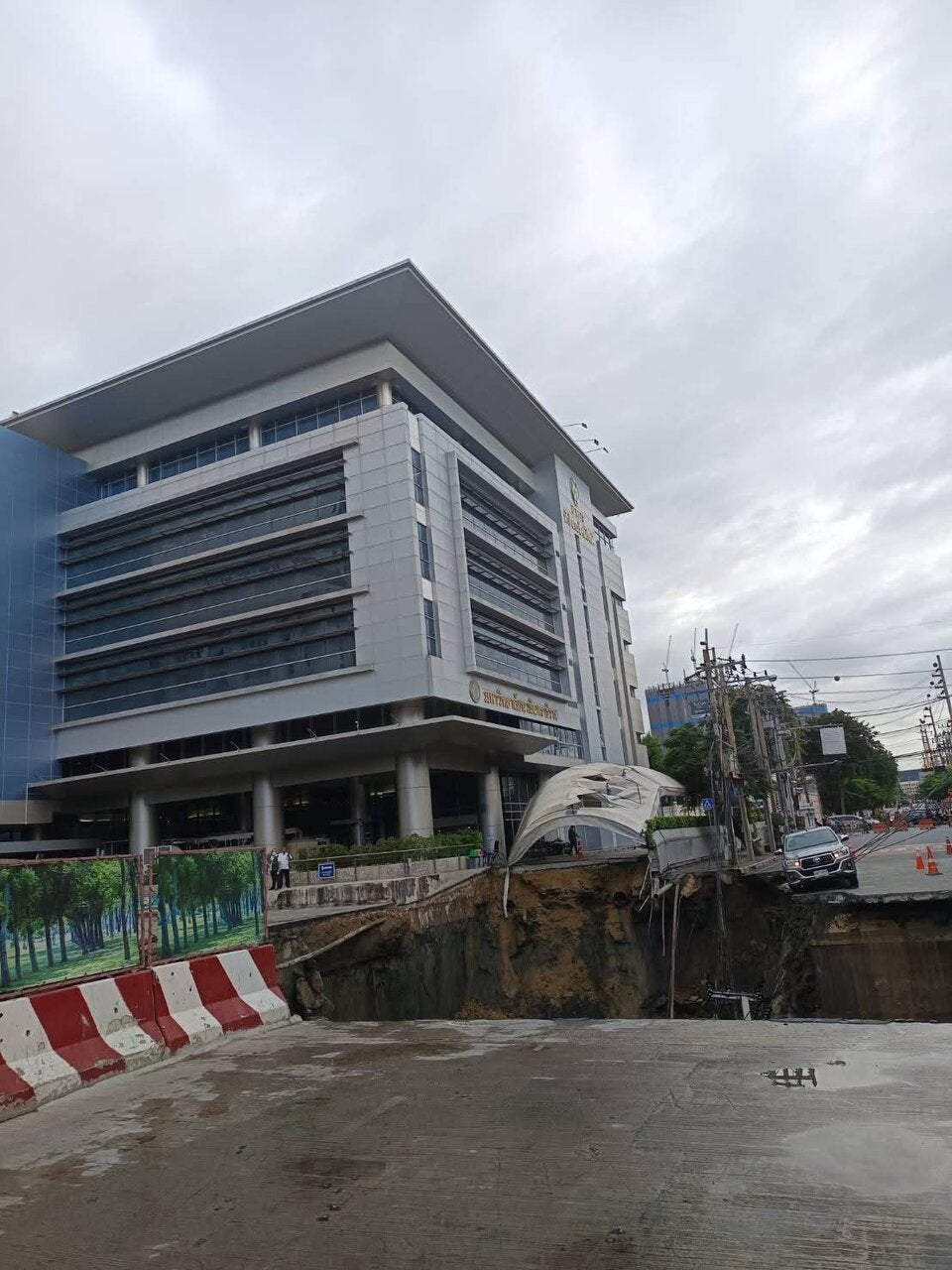 Gigantischer Krater in Bangkok: Straße stürzt 50 Meter tief ein