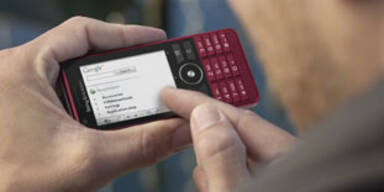 G900_Man_Surfing_Phone