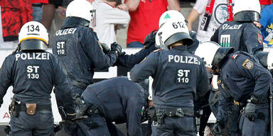 GAK-Platzsturm: Prozess gegen Polizist