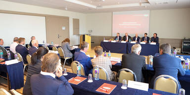 Diese 12 M&auml;nner entscheiden &uuml;ber das Schicksal von &Ouml;FB-Boss Klaus Mitterdorfer