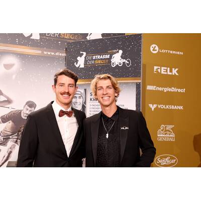 Michaela Kirchgasser verewigt ihre Handabdrücke für den Walk of Fame. 