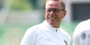 ÖFB-Teamchef Ralf Rangnick steht mit TV-Starkoch Frank Rosin am Herd