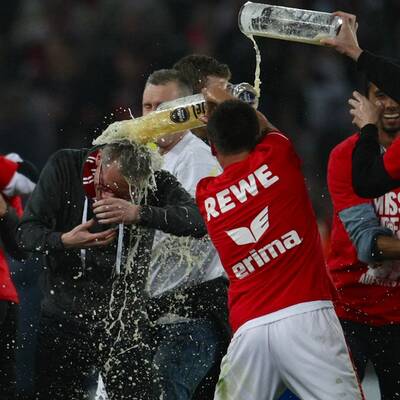 So wild feiert Stöger-Klub Köln den Aufstieg