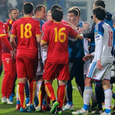 Die Bilder zum Skandalspiel in Montenegro