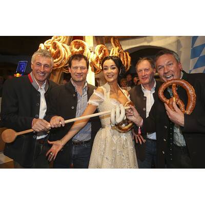 Kitzbühel: Arnie & Co. auf der legendären Weißwurst-Party