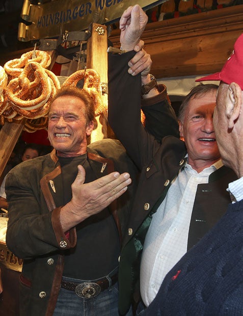 Kitzbühel: Arnie & Co. auf der legendären Weißwurst-Party