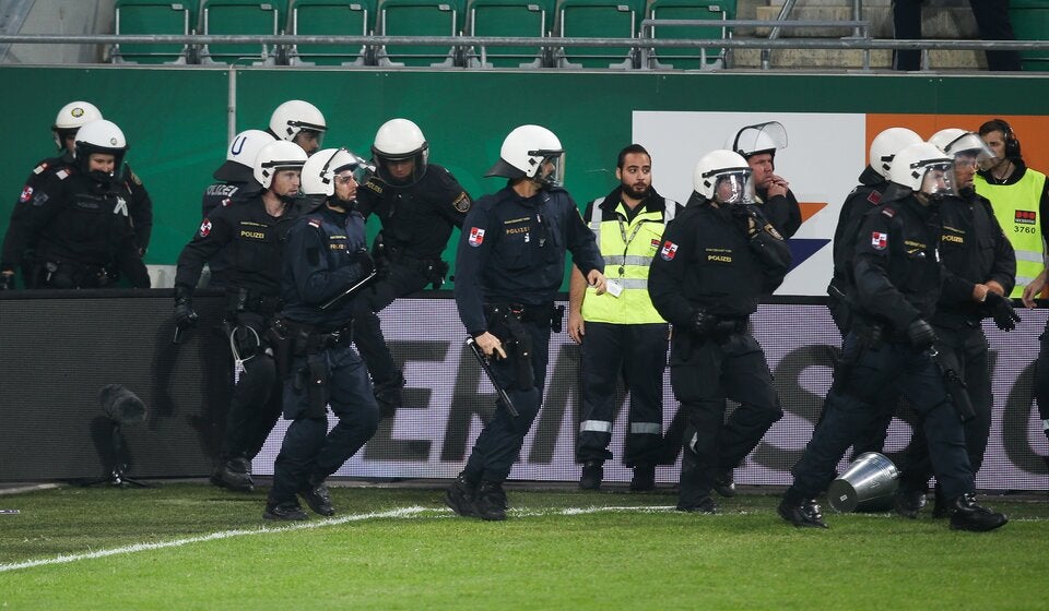 Rapid-Fans stürmen Platz nach Derby-Niederlage