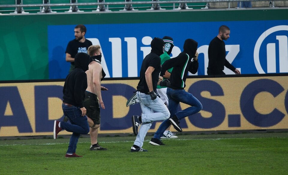 Rapid-Fans stürmen Platz nach Derby-Niederlage