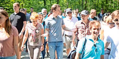 Riesiger Andrang bei Wanderung mit Sebastian Kurz