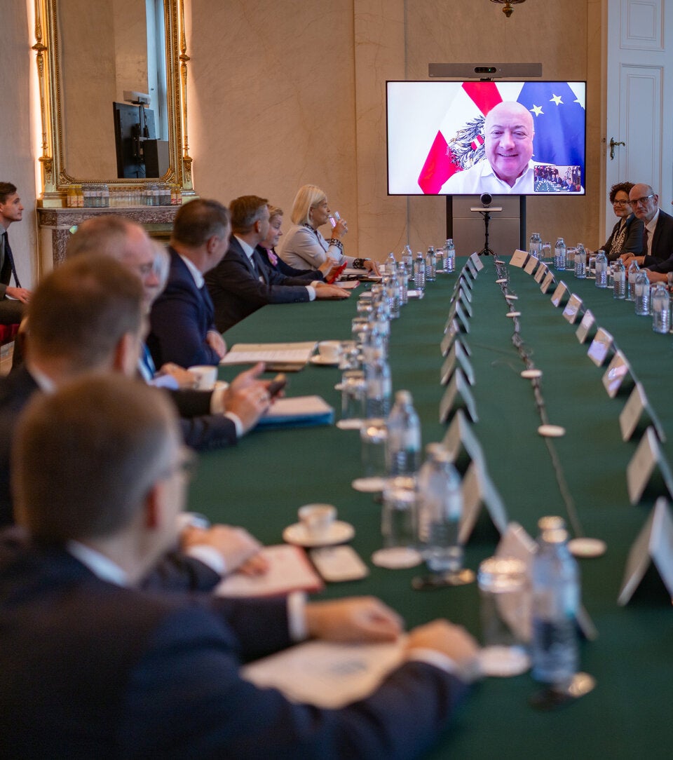 Kanzler arbeitet beim Ministerrat mit. Per Videokonferenz aus dem Home-Office.