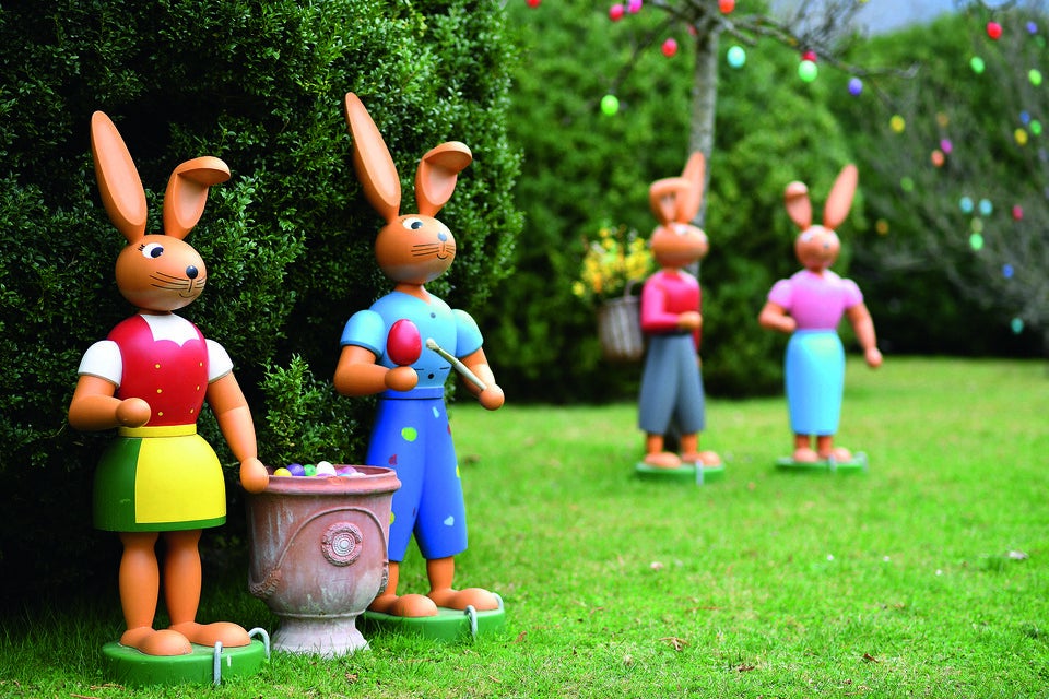 Bis zu zwei Meter große Erzgebirge-Hasen stehen im Garten vier Wochen lang Wache.